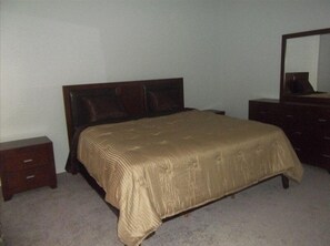5 bedrooms, desk, iron/ironing board, free WiFi - Newly remodeled home in Johnson Ranch Golf community (San Tan Valley)