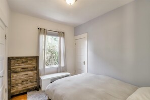 3 多间卧室、办公桌、熨斗/熨衣板、旅行婴儿床