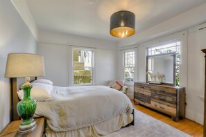 3 bedrooms, desk, iron/ironing board, travel crib