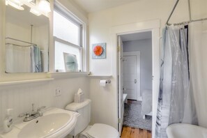 Combined shower/bathtub, hair dryer, towels, soap - Attractive condo w sunny backyard in peaceful neighborhood (Oakland)