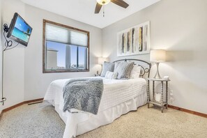 3 habitaciones, tabla de planchar con plancha y cuna de viaje 