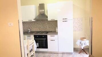 Een koelkast, een oven, een kookplaat, een koffiezetapparaat/waterkoker