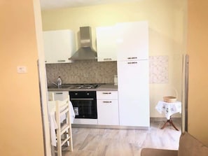 Geladeira, fogão, cooktop, cafeteira/chaleira