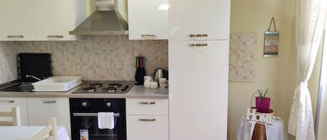 Réfrigérateur, four, plaque de cuisson, cafetière/bouilloire