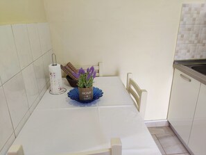 Refrigerador, horno, placa de cocina, cafetera/tetera