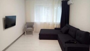 Apartamento clássico | Camas com colchões de espuma com sistema de memória, escrivaninha