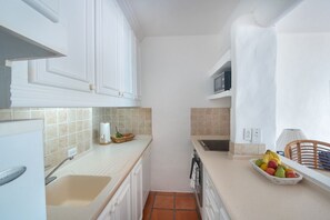Fridge, microwave, oven, stovetop - Serenity on the Beach - Glitter Bay Estate 202 (Porters)