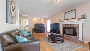 Living area - Victorian Charm + BBQ Yard | Paso Robles Wine Country | Vacations on Vine (Paso Robles)