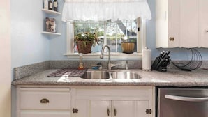 Private kitchen - Victorian Charm + BBQ Yard | Paso Robles Wine Country | Vacations on Vine (Paso Robles)
