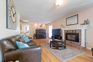 Smart TV, fireplace - Vacations on Vine--Your Perfect Paso Robles Destination in Downtown! (Paso Robles)