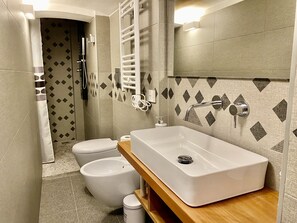 Towels, soap, shampoo, toilet paper - Minimal house (luxury apartment bari) (Bari)