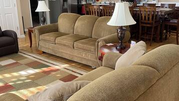 Smart TV, caminetto, lettore DVD, libri