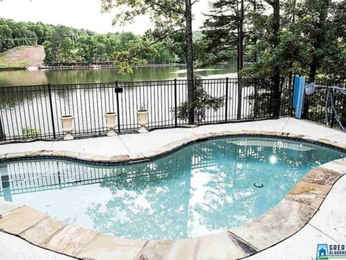 LAKE WEDOWEE WATER FRONT & PRIVATE POOL  3 or 4 NIGHT MINIMUM..