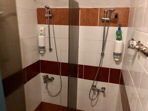 Ducha, secador de pelo, toallas y jabón