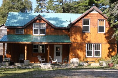 Casa de 4 dormitorios en la isla de Manitoulin, junto a la playa más larga de la isla.