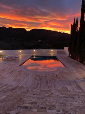 A rooftop pool with a view of a sunset over a mountainous landscape. - Luxury 4 Bed ensuite villa|Heated private pool | 5 mins walk to beach| Sea Views (Mojácar)