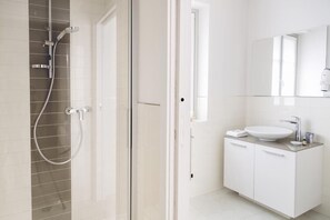 Camera Standard (no kitchen) | Bagno | Asciugacapelli, asciugamani, sapone, shampoo
