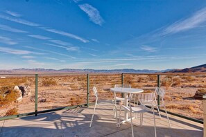 Outdoor dining - Roadrunner's Roost - Desert Retreat 1.3 miles Joshua Tree National Park (Twentynine Palms)