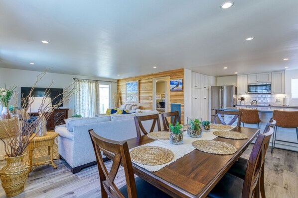 Dining - Roadrunner's Roost - Desert Retreat 1.3 miles Joshua Tree National Park (Twentynine Palms)