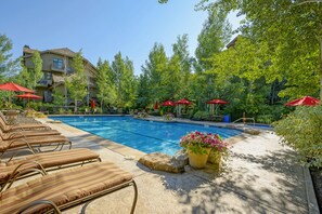 Een verwarmd zwembad