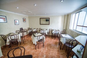 含每日自助早餐