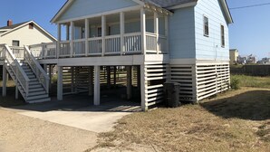 Ein zweistöckiges Haus mit Balkon und überdachter Veranda.