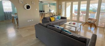 Relaxing Spacious Penthouse. Pool & deck w/panoramic view, 5 minutes to town!