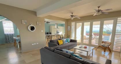 Relaxing Spacious Penthouse. Pool & deck w/panoramic view, 5 minutes to town!