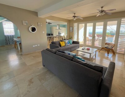 Relaxing Spacious Penthouse. Pool & deck w/panoramic view, 5 minutes to town!
