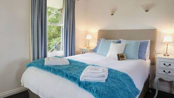 1 habitación, tabla de planchar con plancha y ropa de cama