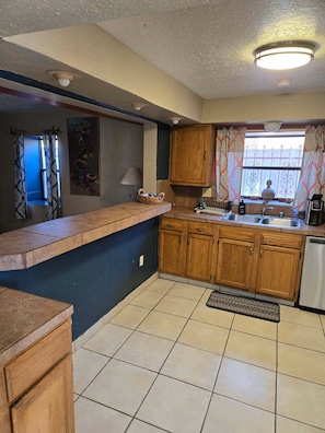 Fridge, microwave, oven, stovetop - 5 minute walk to Old Town Plaza, Great location for your, Family Sized home (Albuquerque)
