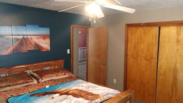 3 bedrooms, desk, iron/ironing board, free WiFi