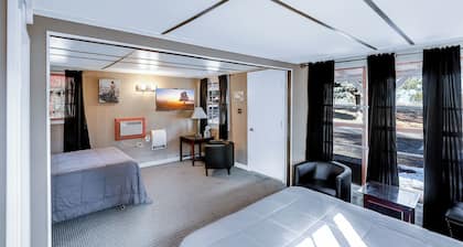 Cedar Village Motel