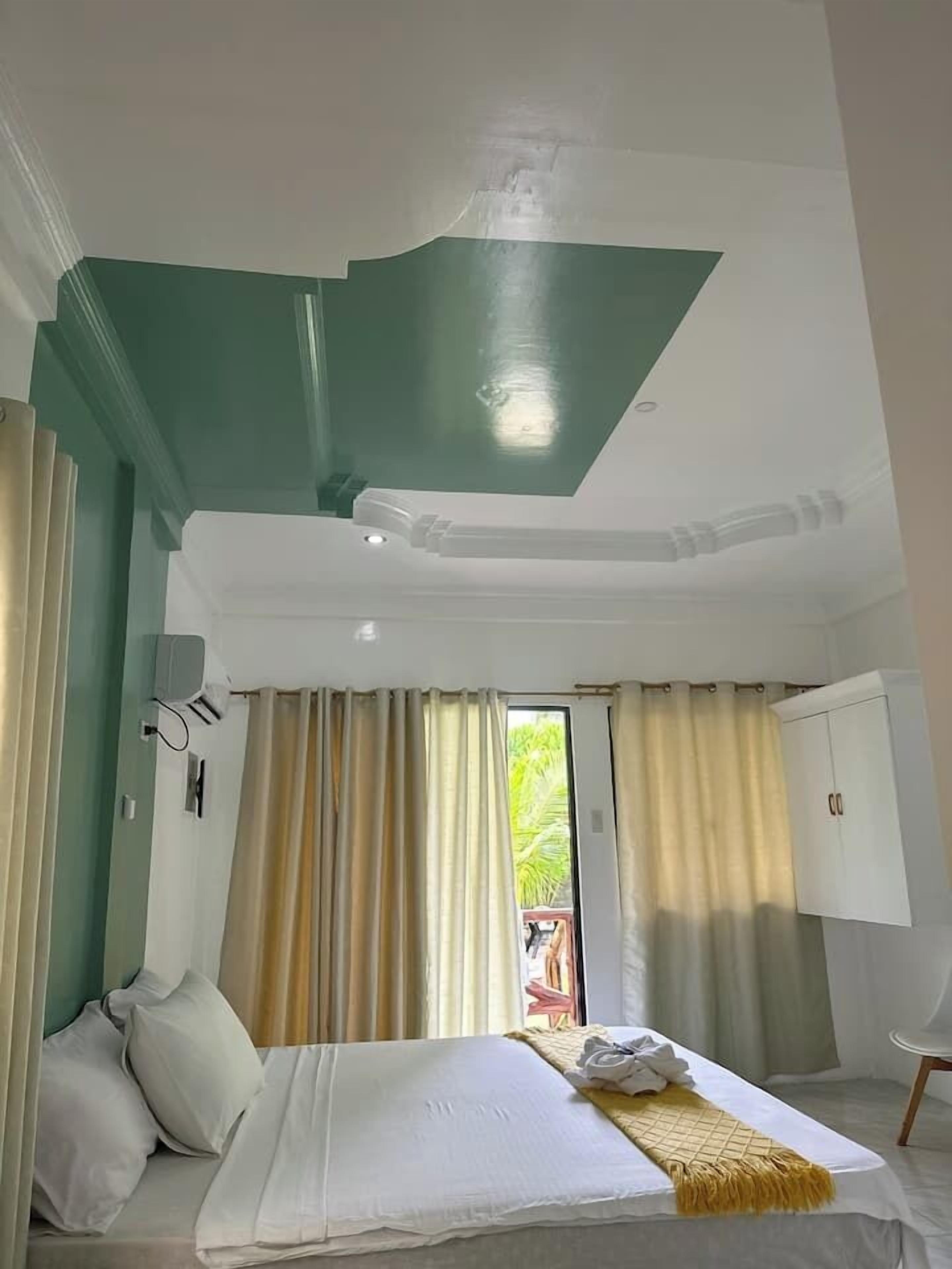 客房, 1 张大床, 阳台 | 办公桌、免费 WiFi、床单