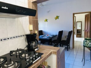 Kühlschrank, Mikrowelle, Herdplatte, Wasserkocher mit Kaffee-/Teezubeh ör