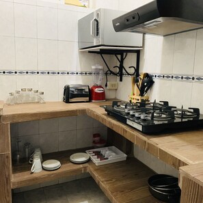 Kühlschrank, Mikrowelle, Herdplatte, Wasserkocher mit Kaffee-/Teezubehör