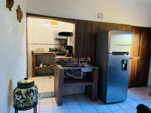 Kühlschrank, Mikrowelle, Herdplatte, Wasserkocher mit Kaffee-/Teezubehör