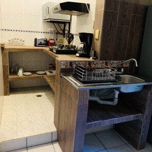 Réfrigérateur, micro-ondes, plaque de cuisson, cafetière/bouilloire
