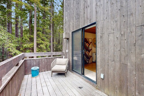 Hillside tree house in redwoods with ocean views & pool access - dog-friendly