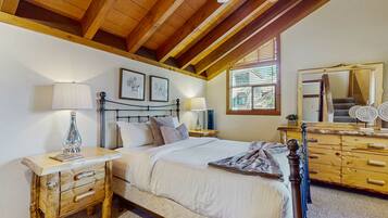 3 bedrooms, iron/ironing board, internet, bed sheets