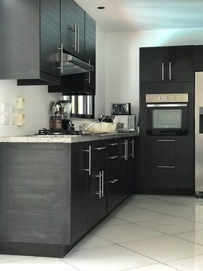 Kühlschrank, Mikrowelle, Ofen, Herdplatte