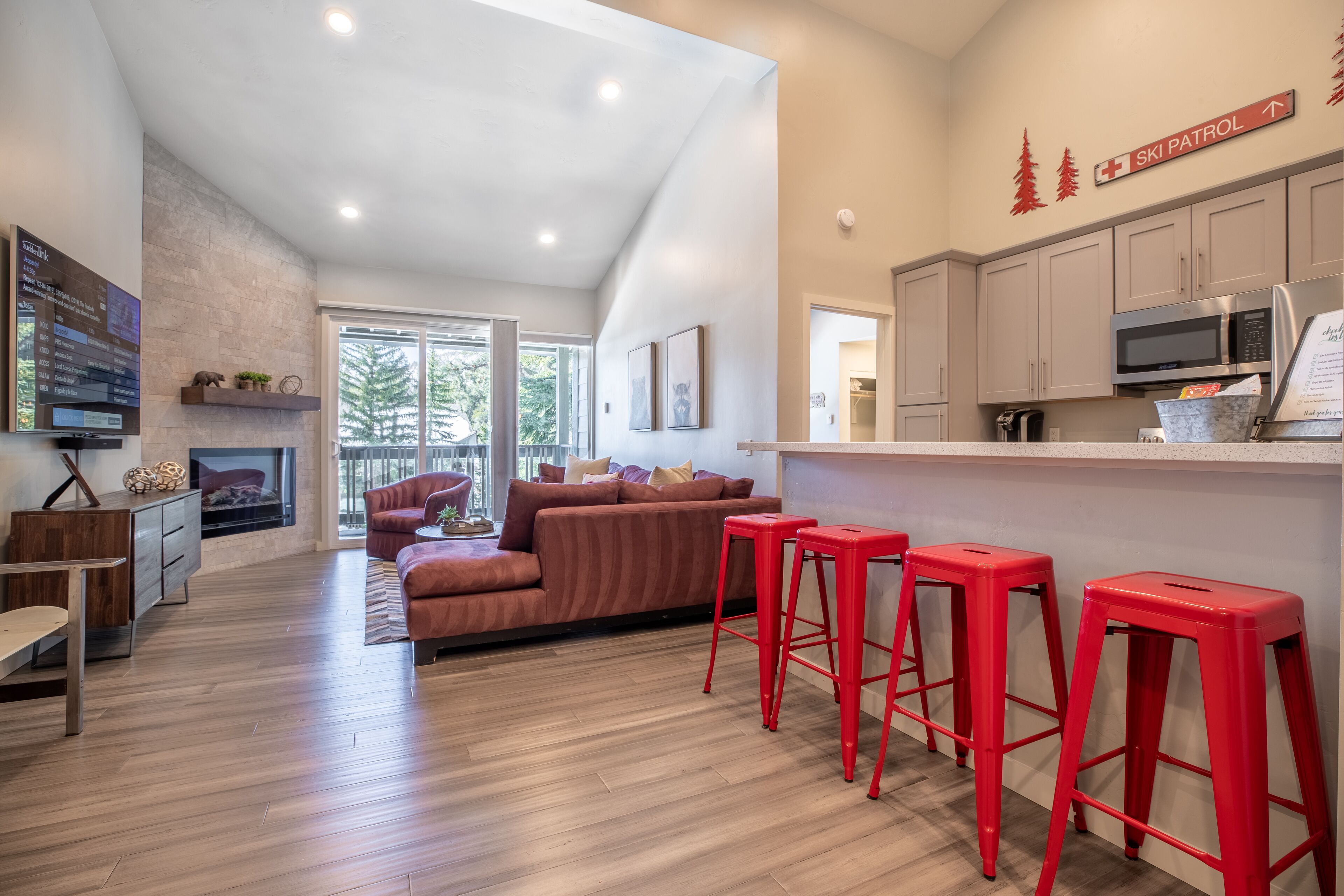 TV connectée, cheminée, jeux vidéo, baby-foot