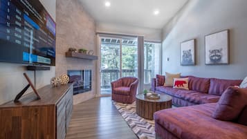 Smart-TV, Kamin, Videospiele, Tischfußball