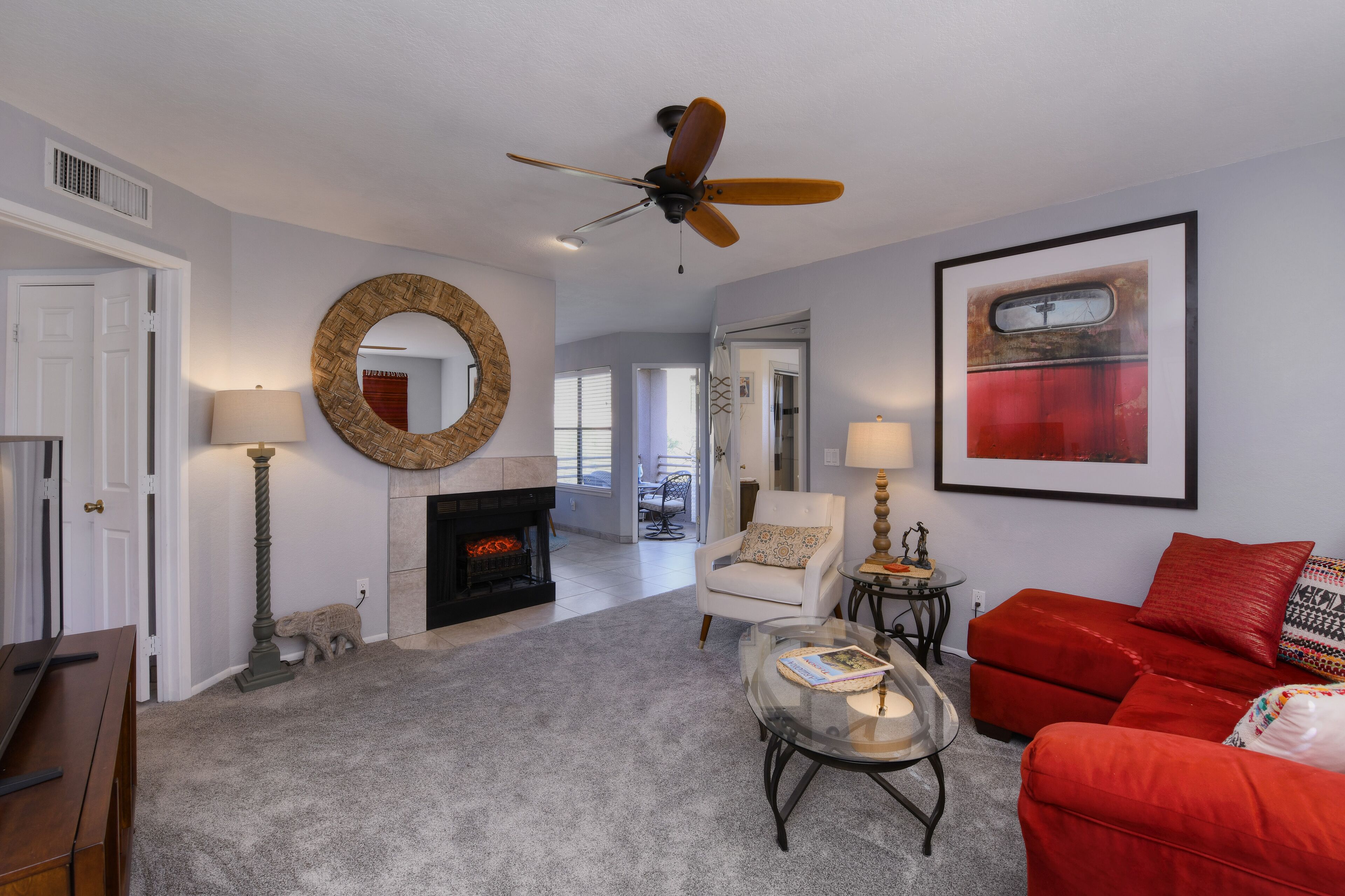 Modern condo w/ gorgeous views, shared pool, hot tub, tennis, gym, and more