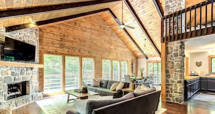 On 7 Acres, Sleeps 16, HUGE Gameroom, Hot Tub, Near Slopes