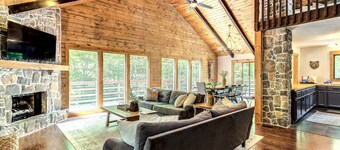 On 7 Acres, Sleeps 16, HUGE Gameroom, Hot Tub, Near Slopes