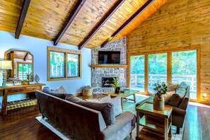Smart TV, fireplace, video games, ping pong - On 7 Acres, Sleeps 16, HUGE Gameroom, Hot Tub, Near Slopes (Banner Elk)