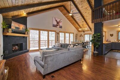 On 7 Acres, HUGE Gameroom, Hot Tub, 15 mins to Slopes, Sleeps 14