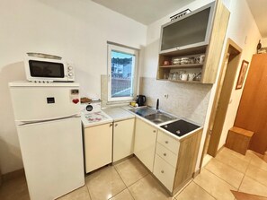 Kühlschrank, Mikrowelle, Herdplatte, Wasserkocher mit Kaffee-/Teezubehör