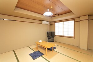 Japanese Style Room for 3 Guests with Shared Bathroom and Toilet | In-room safe, free WiFi, bed sheets - Tabist Hotel Yakumo Matsue (Matsue)